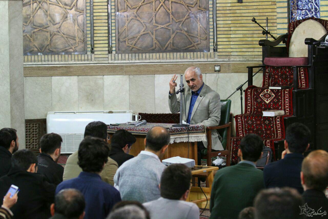 سخنرانی استاد حسن عباسی در مسجد حضرت محمد (ص) تهران - سیاست ورزی بر سر دوراهی گفتمان غربی با اسلامی