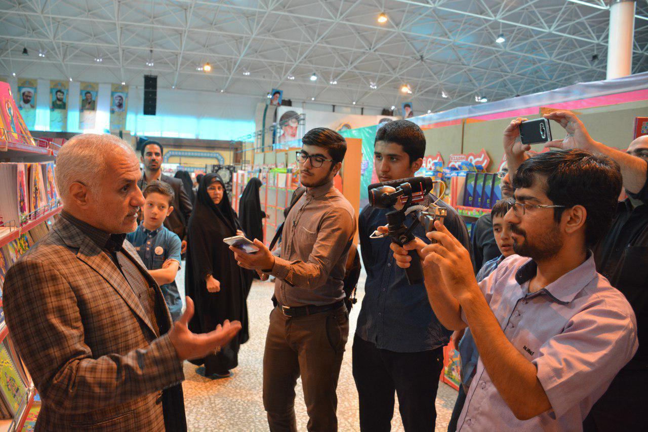 بازدید استاد حسن عباسی در از نمایشگاه ایران‌نوشت اصفهان
